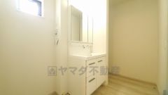 三面鏡つき洗面台。鏡裏にたっぷりとした収納スペースがあります。鏡を閉めてしまえば小物は見えないため、スッキリとした印象の洗面台にできます。