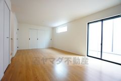 大きな窓のあるリビングは、陽光あふれる明るい空間です。居心地良く、ご家族皆がゆったり寛げる憩いの空間となりそうです。