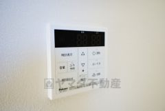 キッチン横からお湯張り、追い炊き、足し湯がボタン一つで楽々操作できる給湯機リモコンです。忙しい夕飯準備の時間帯に重宝しますね。