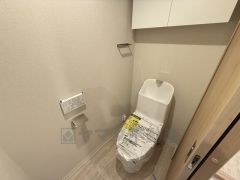 ウォシュレット、暖房便座、節電・節水機能など、使い勝手のよい高機能トイレです。 上部には収納棚が付いています＾＾
