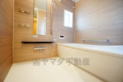 バスルームの洗い場の床材は水はけの良い素材を採用。カビが生えにくい設計になっております。