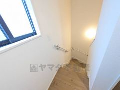 小さなお子様やご高齢の方でも安心できる、手すり付き階段。段差も低めで設定されており、安全性にも優れています。