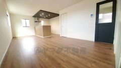 広々とした設計で、家族が集いやすく、くつろぎやすいリビングです。