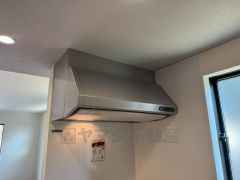 風量が弱・強と切替え可能なレンジフードが調理中の煙をしっかり吸い込みます。手元を照らすライト付きです。