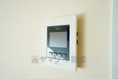 防犯性、セキュリティ対策に安心できるテレビモニター付きインターフォンです。セールスマン対策にもなり安心できます。