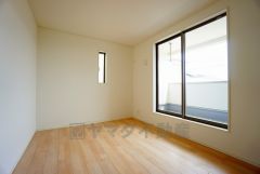 2面採光を確保した明るい室内は、風通しも良く、大変居心地の良い空間となっております。爽やかな風を感じて起きる朝は、快適生活の始まりに。