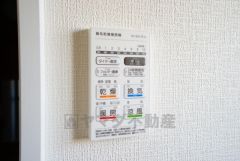 同仕様写真。浴室暖房乾燥機付き。天候に左右されず、いつでも好きなときに洗濯物を干せるので、仕事や家事で忙しい方に重宝します。