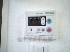 キッチン横からお湯張り、追い炊き、足し湯がボタン一つで楽々操作できる給湯機リモコンです。忙しい夕飯準備の時間帯に重宝しますね。