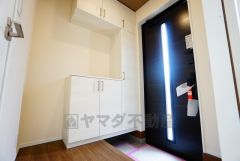 たっぷり収納できるシューズボックスです。家族全員の靴がきれいに整頓できます。棚の上にお花や写真を飾っても良いですね。
