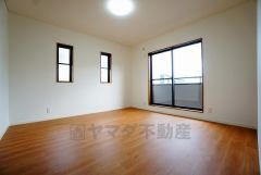 2面採光を確保した明るい室内は、風通しも良く、大変居心地の良い空間となっております。爽やかな風を感じて起きる朝は、快適生活の始まりに。