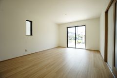大きな掃き出し窓のあるリビングは、陽光あふれる明るい空間です。ゆったりと寛げる憩いの場となりそうです。