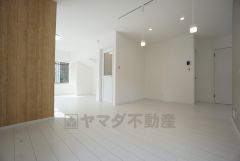 リビングは広々とした設計で、家族が集い、寛ぐ暮らしの空間を演出しています。