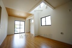 大きな窓のあるリビングは、陽光あふれる明るい空間です。居心地良く、ご家族皆がゆったり寛げる憩いの空間となりそうです。