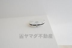 火災による煙や熱を感知して、警報音やブザー等で火災の発生を知らせてくれる火災警報器。