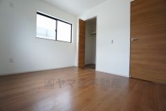 同仕様写真。暖かい日差しが差し込む洋室。たっぷり収納できるクローゼット付きでお部屋の中をすっきりと快適に保てます。