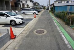 現地（2025年5月5日）撮影。大型車の通行が少なく、騒音や振動が少ないので静かで快適な生活を送れます。