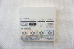同仕様写真。雨の日の洗濯も安心できる浴室暖房乾燥機付き浴室。リモコンで操作もボタン1つで簡単。