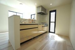 リビングやダイニングからキッチン周りが丸見えにならない対面式キッチン。テレビ鑑賞や家族との対話がしやすく、ご家族の温かい時間を演出します。