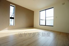 寛ぎの時間を紡ぎだす主寝室は、大型ベッドを置いても余裕の広さを確保しています。