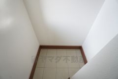 同仕様写真。ベビーカーや泥のついたおもちゃをしまうのに便利なスペースです。玄関周りをスッキリさせることが出来ます＾＾