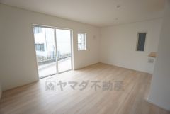 大きな窓のあるリビングは、陽光あふれる明るい空間です。居心地良く、ご家族皆がゆったり寛げる憩いの空間となりそうです。