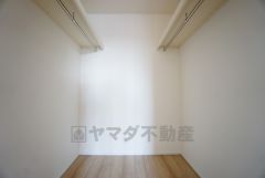 収納力豊富なウォークインクローゼット。洋服や小物などを1箇所にまとめて美しい収納を実現します。