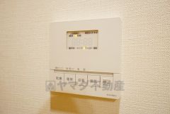 雨の日の洗濯も安心できる浴室暖房乾燥機付き浴室。リモコンで操作もボタン1つで簡単。 浴室暖房乾燥機には、暖房、乾燥、涼風、換気の4つの機能が付いています。タイマー付きです。