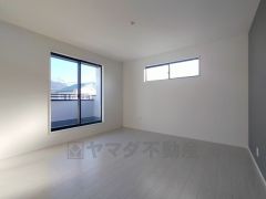 2面採光を確保した明るい室内は、風通しも良く、大変居心地の良い空間となっております。爽やかな風を感じて起きる朝は、快適生活の始まりに。