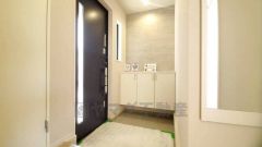 たっぷり収納できるシューズボックスです。家族全員の靴がきれいに整頓できます。棚の上にお花や写真を飾っても良いですね。