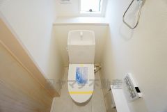 同仕様写真。温水洗浄機付トイレです。節水機能もあるので、安心して使えますね。もちろん、1階2階の2ヶ所にトイレがあるので、忙しい朝にもゆとりができますね。