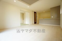 対面式キッチンを中心としたリビングダイニングで家族の会話が弾みそうです。