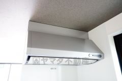 お手入れが簡単なスリム型レンジフードです。調理により発生する油煙や臭いを吸い込み、屋外へ排気してくれます。