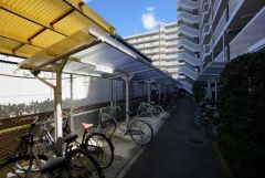 屋根付き駐輪場なので、雨の日も自転車を安心して保管できます。通勤・通学に自転車を使う方にも便利です＾＾