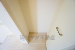 2階の廊下にも収納を確保。各居室に入りきれなかった荷物や、2階で使用する日用品のストック置き場に便利です。