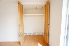 洋室にはハンガーパイプ付きのクローゼットが設けられています。たっぷり収納できるので衣替えの心配もいりませんね＾＾