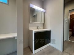 三面鏡つき洗面台。鏡裏にたっぷりとした収納スペースがあります。鏡を閉めてしまえば小物は見えないため、スッキリとした印象の洗面台にできます。