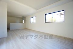 窓から光が差し込む明るいリビングダイニングです＾＾