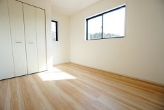 暖かい日差しが差し込む洋室。たっぷり収納できるクローゼット付きでお部屋の中をすっきりと快適に保てます。
