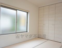 同仕様写真。リビング横のタタミコーナーは、思い切りお子様が遊べるキッズスペースに。柔らかい畳の上なら、お子様が転んでも怪我をしにくく安心です。