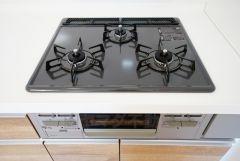 同時にたくさんの料理が調理できる3口コンロ。長時間熱を通しておきたい煮込み料理を作りながら、炒め物など同時進行で進められます。