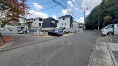 現地（2025年11月18日）撮影。住人以外の車の進入も少なく、小さなお子様を持つご家庭にも安心です。