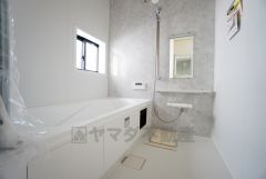 1日の疲れを癒すくつろぎのバスルーム。足を伸ばしてもゆったりと入れるサイズです。お子様と一緒にお風呂に入っても狭くないですね^^