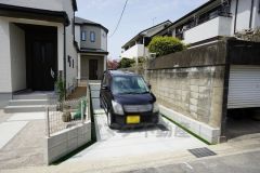 駐車スペースはゆとりある2台分を確保。マイカー用に、お客さま用に、余裕を持ってご利用いただけます。