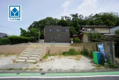 現地（2026年8月10日）撮影。八田小学校徒歩5分とお子様の通学も安心です＾＾一戸建ての多いエリア。落ち着いた雰囲気で快適な生活を送れます。