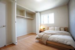家具はイメージです。寛ぎの時間を紡ぎだす主寝室は、大型ベッドを置いても余裕の広さを確保しています。各部屋に収納が完備されているので、お荷物が増えても安心の設計です。