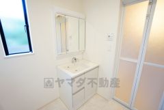 三面鏡つき洗面台。鏡裏にたっぷりとした収納スペースがあります。鏡を閉めてしまえば小物は見えないため、スッキリとした印象の洗面台にできます。