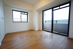 住む人のこだわりを活かす洋室。日当たりがよく、寝室としての利用もおすすめ。広めのクローゼットには荷物をすっきり片付けられ、ゆとりのある暮らしが出来ます＾＾