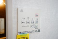 浴室暖房乾燥機付き＾＾梅雨の時期や花粉、PM2.5が酷いときなどの洗濯を干すのに重宝しそうですね＾＾