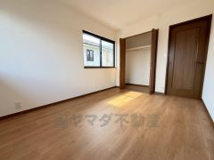 暖かい日差しが差し込む洋室。たっぷり収納できるクローゼット付きでお部屋の中をすっきりと快適に保てます。