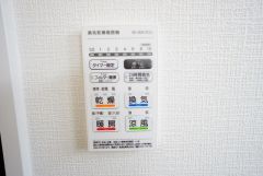 雨の日の洗濯も安心できる浴室暖房乾燥機付き浴室。リモコンで操作もボタン1つで簡単。